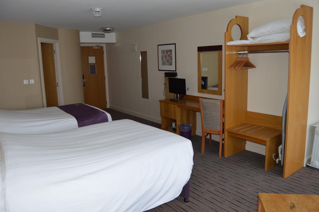Premier Inn Dublin Airport Swords Bagian luar foto